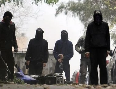 Ποιος θα «σώσει» την ΕΛ.ΑΣ; - Επίθεση αναρχικών σε αστυνομικούς στο Πρωτοδικείο Αθηνών: «Θα σας σφάξουμε» (βίντεο)